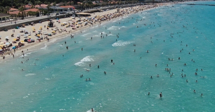 ÇEŞME'NİN NÜFUSU 1 MİLYONU AŞTI, PLAJLAR DOLDU TAŞTI