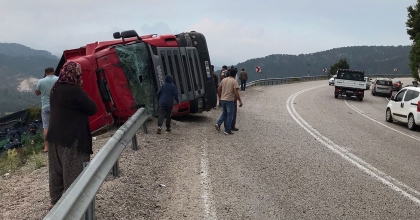 DEVRİLEN KAMYONUN SÜRÜCÜSÜ HAYATINI KAYBETTİ 