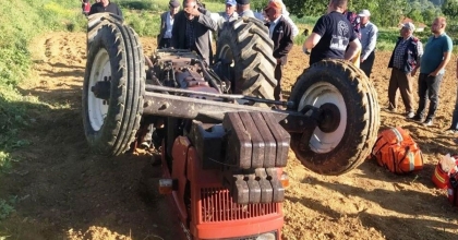 DEVRİLEN TRAKTÖRÜN ALTINDA KALAN ÇİFTÇİ HAYATINI KAYBETTİ