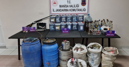 EVİNİN DEPOSUNDA SAHTE ALKOL YAPIP SATAN ŞAHIS JANDARMAYA YAKALANDI 