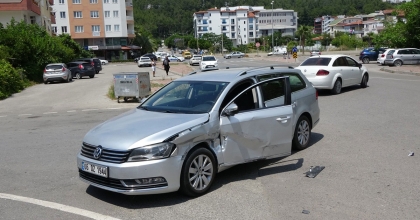 HAFİF TİCARİ ARAÇLA OTOMOBİL ÇARPIŞTI: 1 YARALI