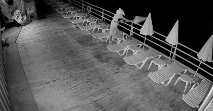 HAVLUYLA YÜZÜNÜ GİZLEYİP DANS ETTİ, ONLARCA PLAJ ŞEMSİYESİNİ DENİZE ATTI 