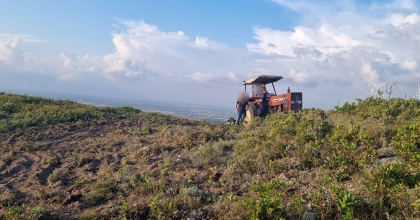 HAZİNEYE AİT ARAZİDE YOL AÇARKEN YAKALANDILAR  