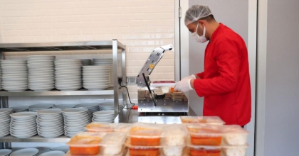 İHTİYAÇ SAHİPLERİNE HER GÜN İKİ ÖĞÜN YEMEK ULAŞTIRILIYOR