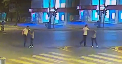 İKİ ELİNDE TABANCAYLA KARISINI CADDE ORTASINDA DARP ETTİ  