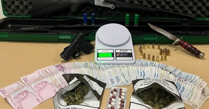 İZMİR'DE DURDURULAN ARAÇTAN ÇIKANLAR ŞAŞKINA ÇEVİRDİ  