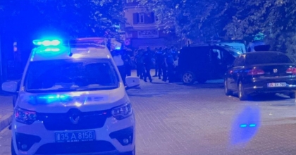 İZMİR'DE KARAKOL ÖNÜNDE SİLAHLI KAVGA: 1 YARALI