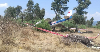 İZMİR'DE ÖZEL UÇAK ARAZİYE DÜŞTÜ: 2 YARALI 
