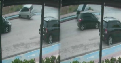 KALDIRIMA ÇARPIP DEVRİLEN ARAÇTAN BURNU BİLE KANAMADAN ÇIKTI  