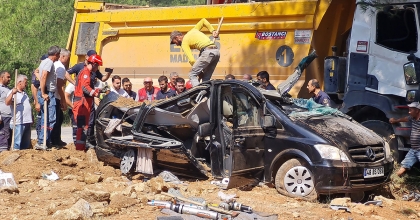 KAMYON MİNİBÜSÜN ÜZERİNE DEVRİLDİ: 1 ÖLÜ, 2 YARALI