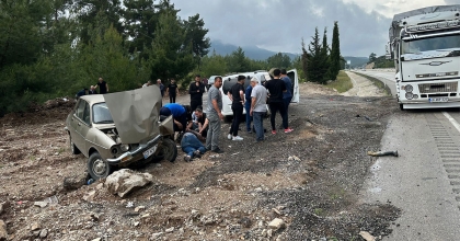 KAMYONETLE ÇARPIŞIP ARAÇTAN FIRLADI, KENDİ OTOMOBİLİNİN ALTINDA KALDI