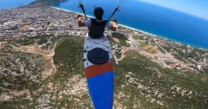 KANOYLA YAMAŞ PARAŞÜTÜ YAPTI, YOLCULUĞA DENİZDE DEVAM ETTİ