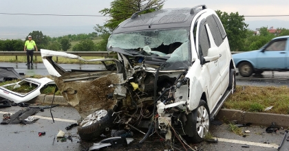KARŞI ŞERİDE GEÇEN ARAÇ TANKERLE ÇARPIŞTI: 2 ÖLÜ