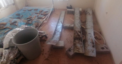 KARŞILIKLI İKİ DAİREYİ KİRALAYIP BİRİNDE OTURDU DİĞERİNDE UYUŞTURUCU YETİŞTİRDİ