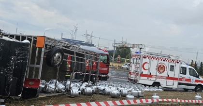 İZMİR'DE FACİADAN DÖNÜLDÜ: TÜP KAMYONU İLE TIR ÇARPIŞTI  