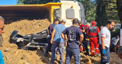 MİNİBÜSÜN ÜSTÜNE DEVRİLEN KAMYON CAN ALDI