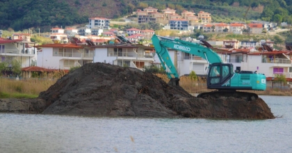 KOCAGÖL'DE KAÇAK YAPILAR SÖKÜLÜYOR