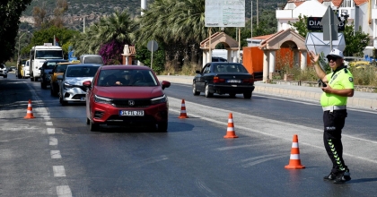 KUŞADASI'NA BİR GÜNDE 40 BİNDEN FAZLA ARAÇ GİRİŞ YAPTI