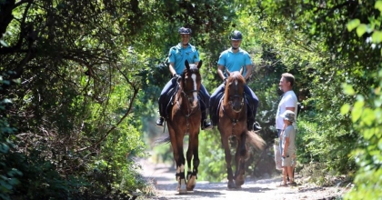 KUŞADASI'NDA ATLI JANDARMALAR GÖREV BAŞINDA