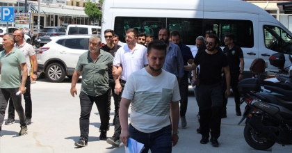 KUŞADASI'NDA İNŞAAT İŞÇİLERİ ARASINDA TAŞLI SOPALI KAVGA