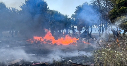 KUŞADASI'NDAKİ DENİZE YAKIN ARAZİDE ÇIKAN YANGINDA SABOTAJ İDDİASI