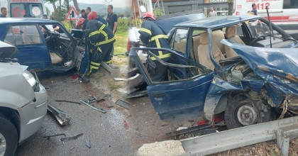 KÜTAHYA'DA İKİ OTOMOBİL ÇARPIŞTI: 2 YARALI  