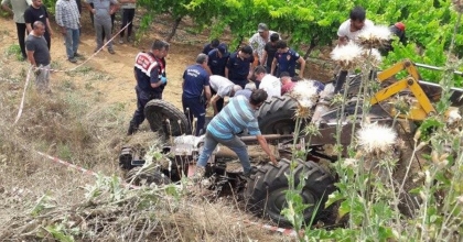 DEVRİLEN TRAKTÖRÜN ALTINDA KALAN SÜRÜCÜ HAYATINI KAYBETTİ