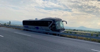 MANİSA'DA YOLCU OTOBÜSÜ BARİYERLERE GİRDİ: 1 ÖLÜ