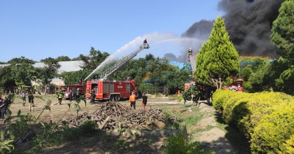 MANİSA VALİSİ KARADENİZ: ALEVLER DİĞER FABRİKALARA SIÇRAMAMASI İÇİN ÇALIŞIYORUZ