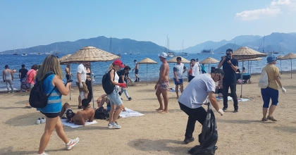 MARMARİS’TE PLAJLAR TEMİZLENDİ, MAVİ BAYRAK ASILDI  