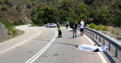 MOTOSİKLET BARİYERLERE ÇARPTI: 1 ÖLÜ  