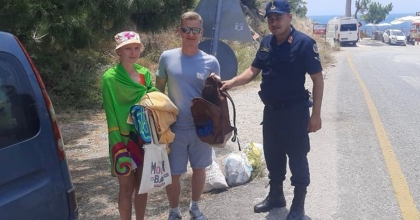 DENİZE GİREN TURİSTLERİN EŞYALARINI ÇALIYORDU