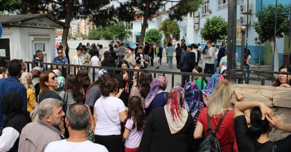 ÖĞRENCİLER SINAVDA, VELİLER DIŞARIDA TER DÖKTÜ  