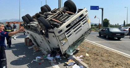 ÖNÜNDEKİ ARACA ÇARPIP TAKLA ATTI