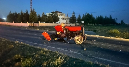 OTOMOBİLLE TRAKTÖR ÇARPIŞTI: TRAKTÖR 3 PARÇAYA BÖLÜNDÜ