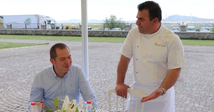 RAFET ŞEF DENİZLİ TAVUĞUYLA ŞOV YAPTI