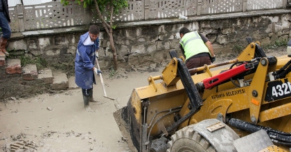 ŞİDDETLİ YAĞIŞ SONRASI ŞEHİR TEMİZLENMEYE BAŞLADI