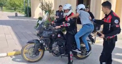 SINAVA GEÇ KALAN ÖĞRENCİLERİN İMDADINA POLİS EKİPLERİ YETİŞTİ