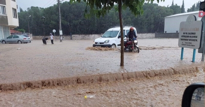 SOKAKLAR GÖLE DÖNDÜ, BİNA VE İŞYERLERİNİ SU BASTI