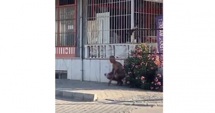 SOKAKTA ÇIPLAK KOŞAN ŞAHSI POLİS GÖZALTINA ALDI