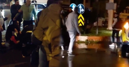 SUV ARACIN ÇARPIP KAÇTIĞI ELEKTRİKLİ BİSİKLETTE 3 GENÇ YARALANDI  