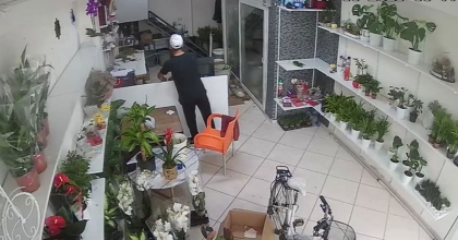 TELEFONU SANİYELER İÇERİSİNDE ÇALDILAR, DAKİKALAR SONRA YAKALANDILAR  