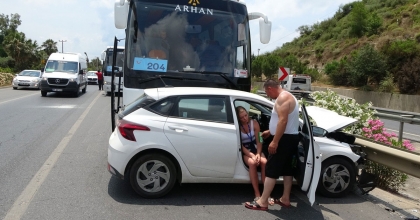 TUR OTOBÜSÜ İLE ÇARPIŞAN OTOMOBİLDEKİ KADIN TUR REHBERİ ŞOKA GİRDİ