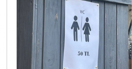 ÜNLÜ TATİL MERKEZİ ÇEŞME'DEKİ 50 TL'LİK TUVALET ÜCRETİ GÜNDEM OLDU