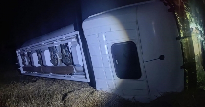 YOLDAN ÇIKAN YAKIT TANKERİ DEVRİLDİ: 3 YARALI