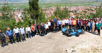 ACIPAYAM'DA KAYMAKAM VE BAŞKAN ÇÖP TOPLADI