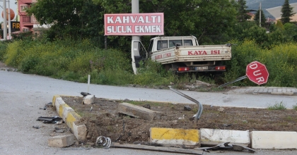 KAMYONET İLE OTOMOBİL ÇARPIŞTI: 1 ÖLÜ, 4 YARALI