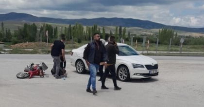 OTOMOBİLİN ÇAPTIĞI MOTOSİKLETLİ AĞIR YARALANDI