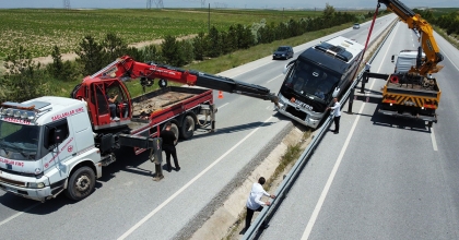 ORTA REFÜJE GİRİP BARİYERLERE ÇARPTI