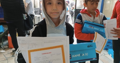 TAKDİR ALAN ÖĞRENCİLERE AYAKKABI HEDİYESİ  